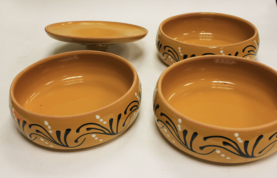 Набор суповых тарелок с крышкой, керамика, Псков, 3 штуки (состояние на фото)